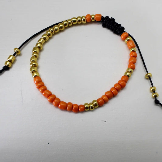 Armbånd på tråd med makrameknute i orange