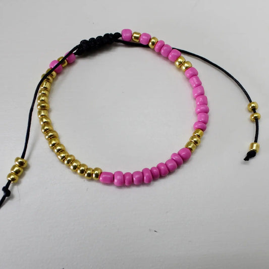Armbånd på tråd med makrameknute i rosa