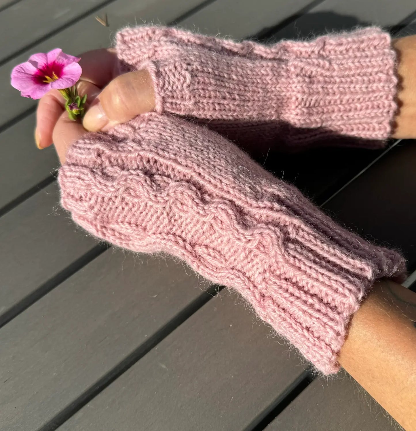 OktoberFlette Pulsvarmere vist på modell som holder en blomst