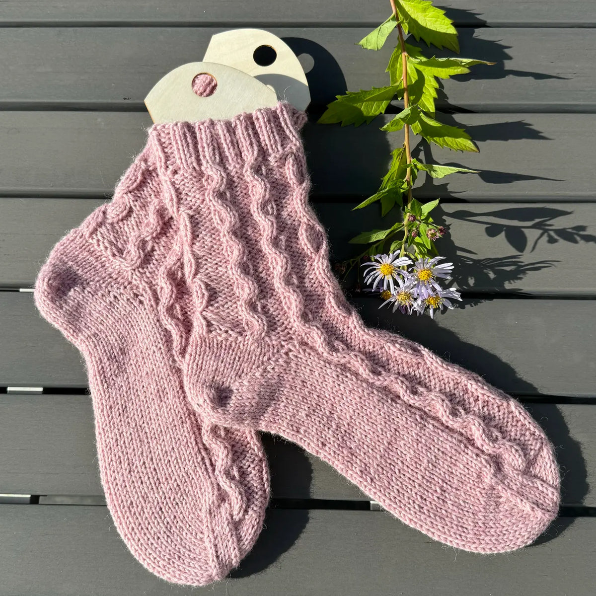 Oktober Flette sokker i rosa fletter ist liggende