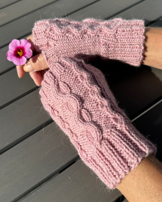 Pulsvarmere med fletter i rosa - Strikkeoppskrift