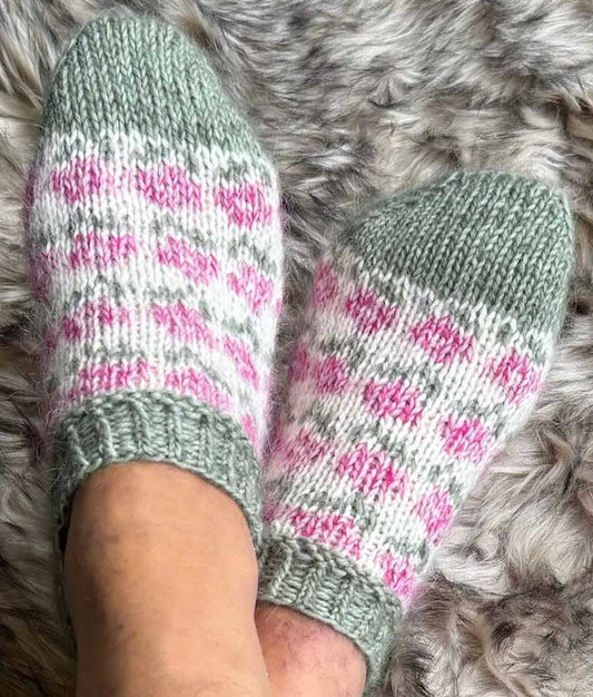 Rose ankelsokker med blomstermønster sett på modell