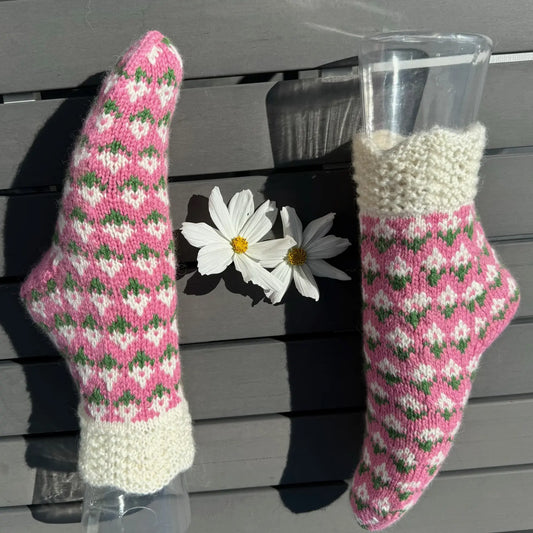Shiroi hana blomstersokker  i rosa på modell sett fra siden