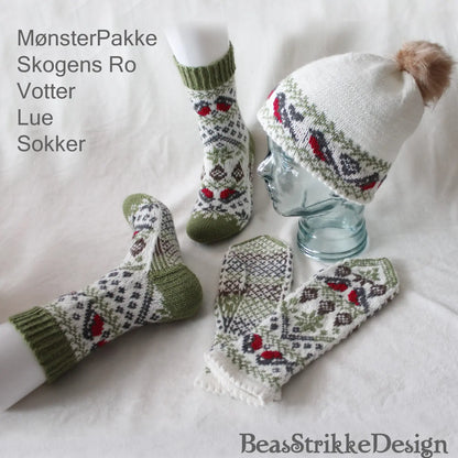 Skogens Ro mønsterpakke vist på modell og liggende, lue, votter og sokker med dompapper på