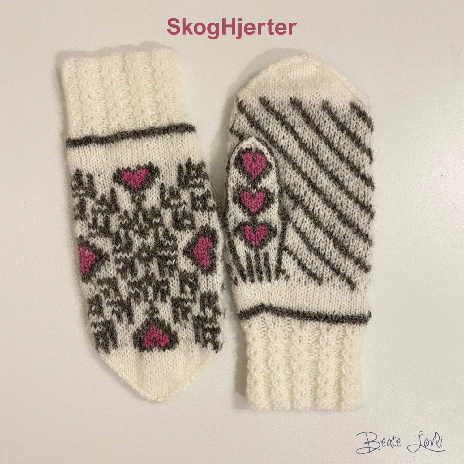 Skogshjerter Mønsterotter med fletter, hjerter og striper, vist fra oversiden og undersiden av hånd