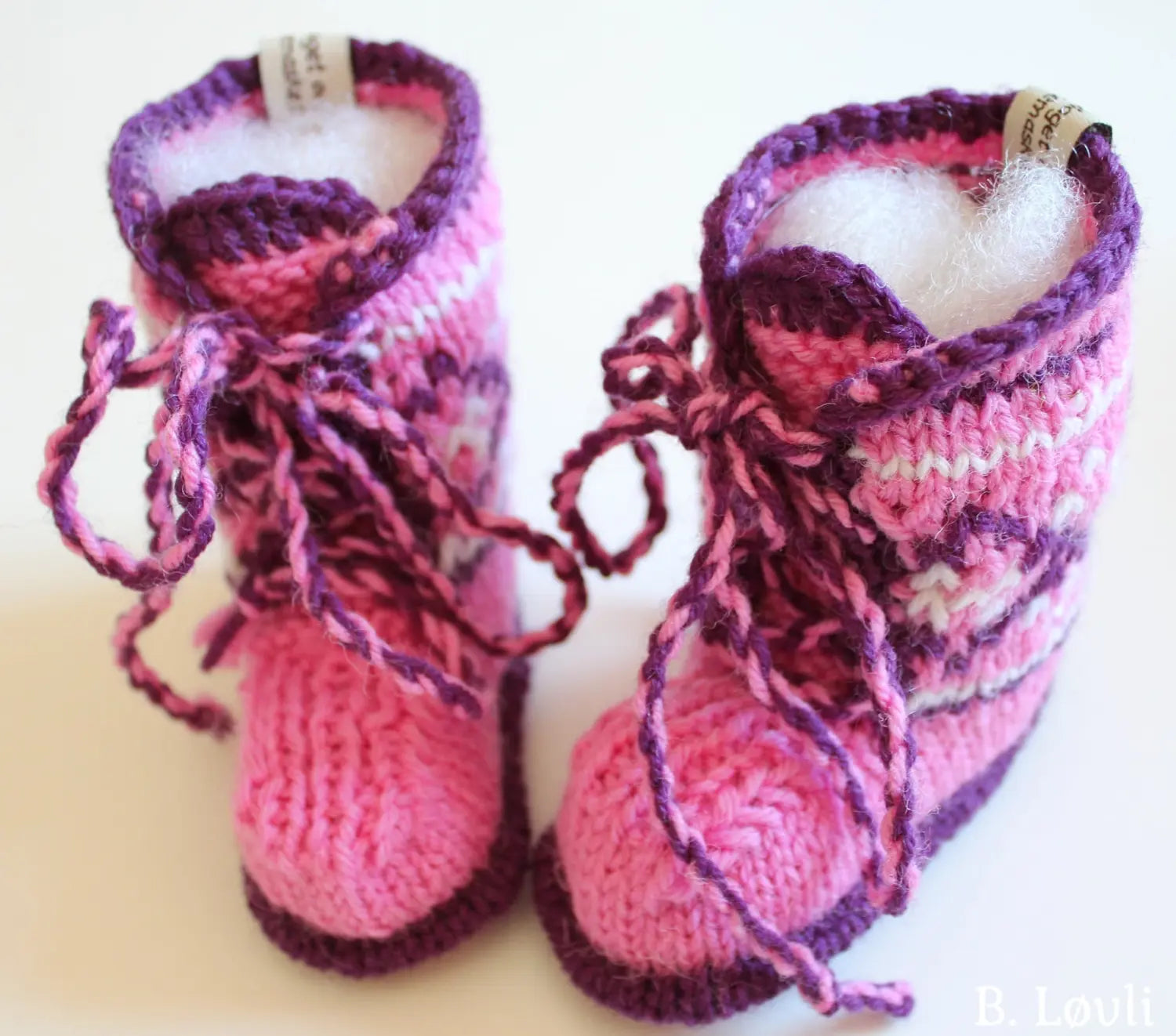 Babybooties med snøring i rosa farge vist stående