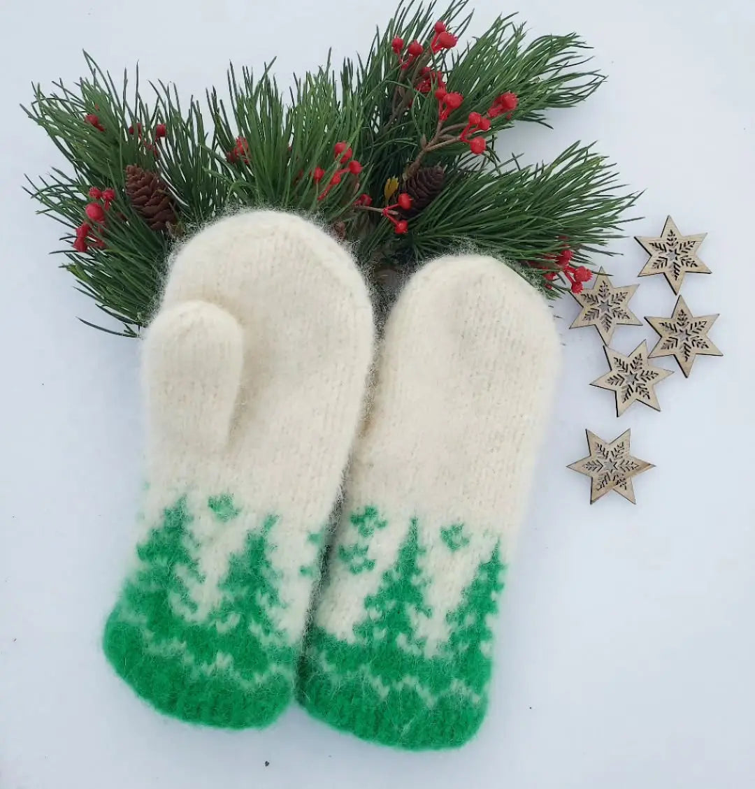 Taiga Tova votter med grankvister og stjerner for å skape julemotiv