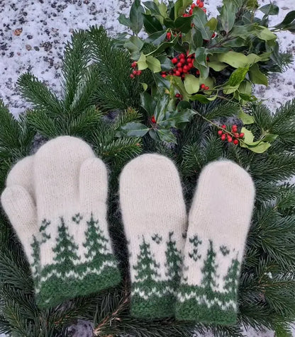 Taiga Tova votter med kristtorn for å skape julestemning