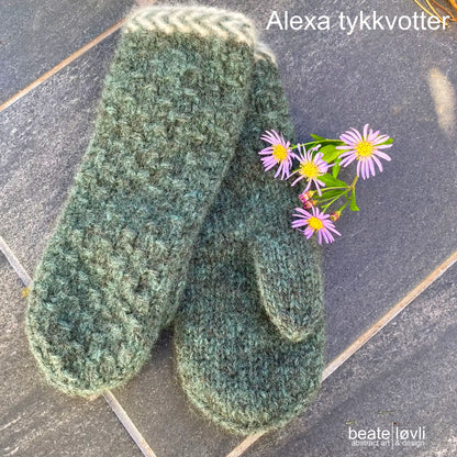 Alexa tova tykkvotter med struktur og latviske fletter på bakken med blomster som pynt