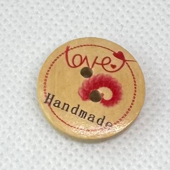 Treknapper med tekst i fine farger og motiv