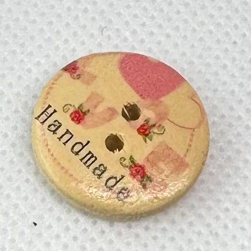 Treknapper med teksten handmade i fine farger