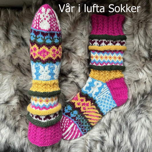 Vår i lufta sokker  med påskemotiv vist på modell og liggende