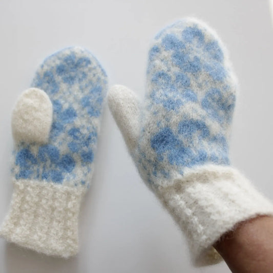 Valmuesøster Tova votter med valmueblomstmotiv og flettemansjett på modell