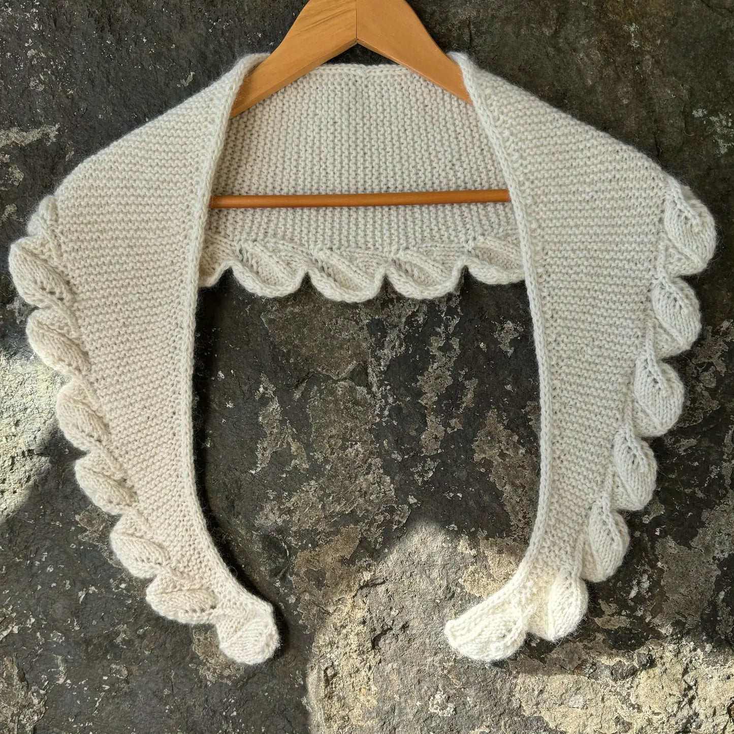 Løvkant skjerf i hvitt garn 