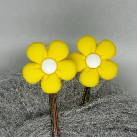 Maskestopper med silikonblomst i gul, på pinnene