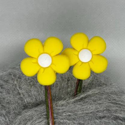 Maskestopper med silikonblomst i gul, på pinnene