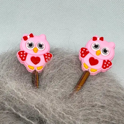 Maskestoppere med rosa ugle på strikkepinner