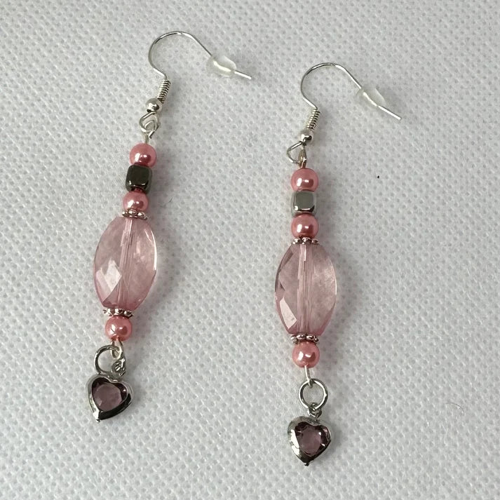 Ørekroker med rosa perler og hjerte
