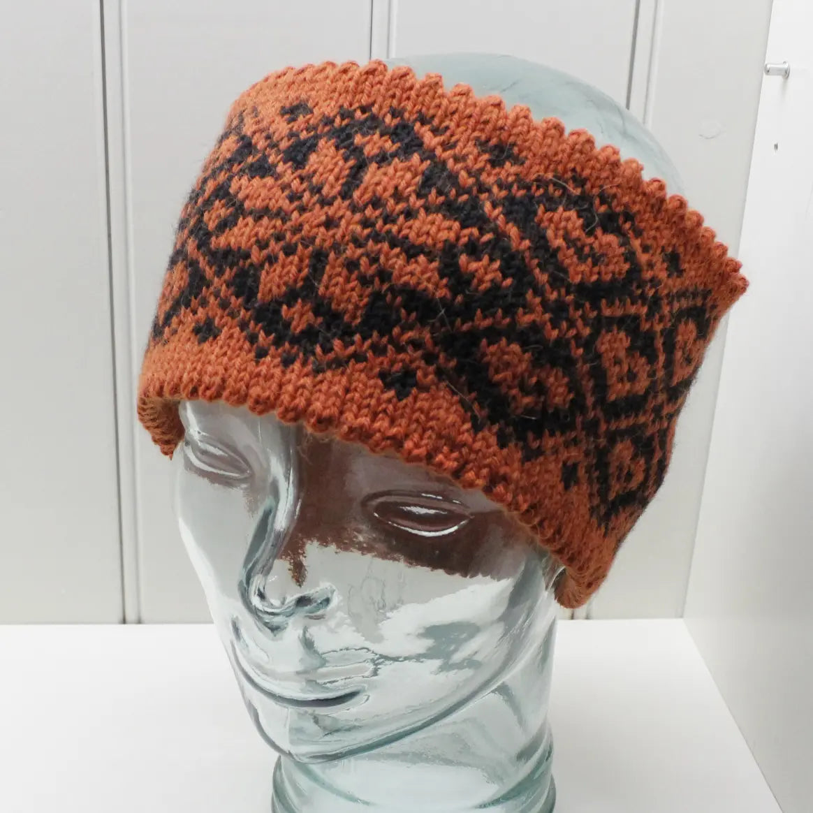 Selbu i mitt hjerte Pannebånd i orange og sort vist på modell